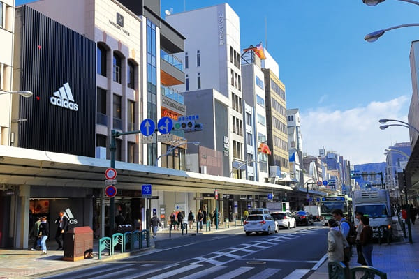 四条通アディダス前